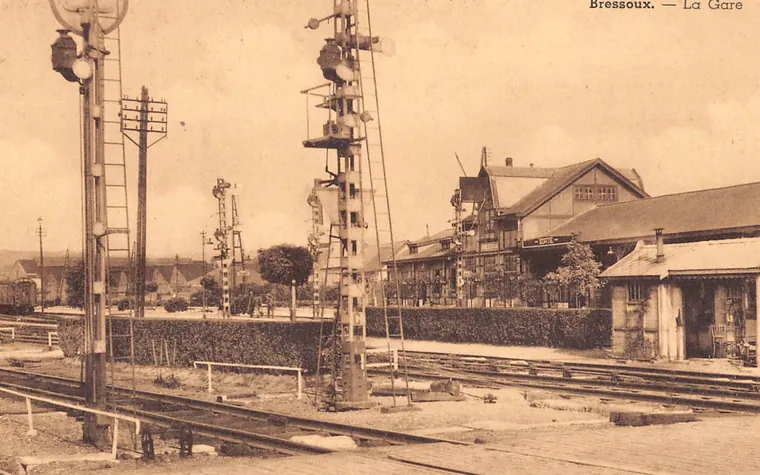 Ancienne gare de Bressoux avec ses quais, ses voies et ses signaux ferroviaires