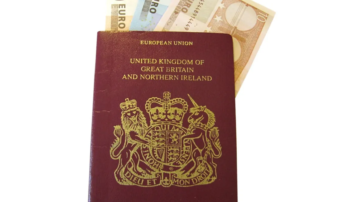 Passeport posé devant plusieurs billets en euros pour préparer un budget de voyage