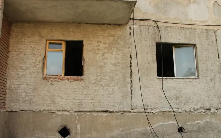 Façade dégradée d’un logement ancien nécessitant des travaux de rénovation
