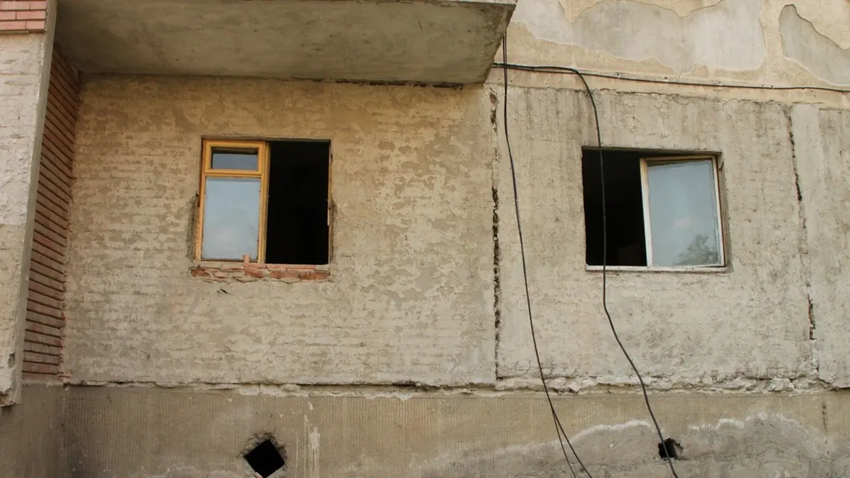 Façade dégradée d’un logement ancien nécessitant des travaux de rénovation