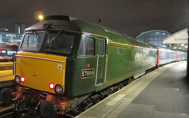 Train de nuit à quai dans une gare européenne