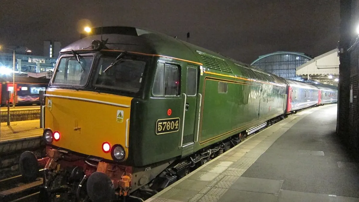 Train de nuit à quai dans une gare européenne