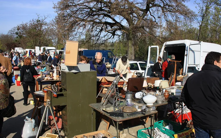 Vue générale d’un marché aux puces et de ses objets d’occasion