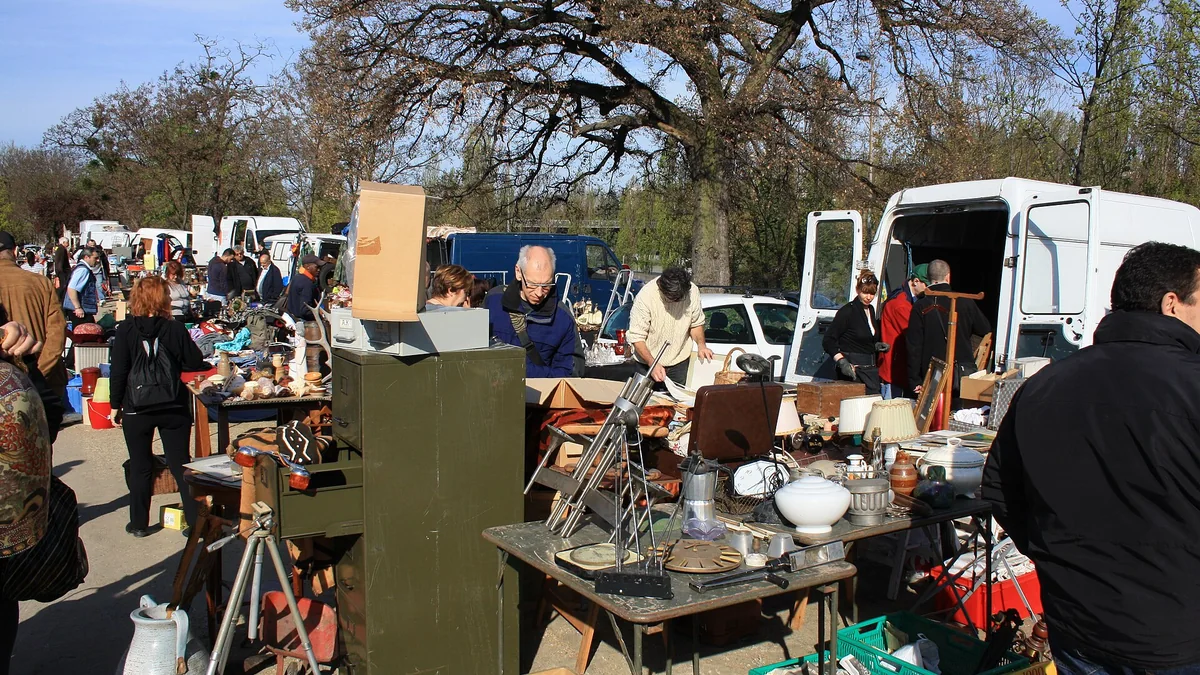 Vue générale d’un marché aux puces et de ses objets d’occasion