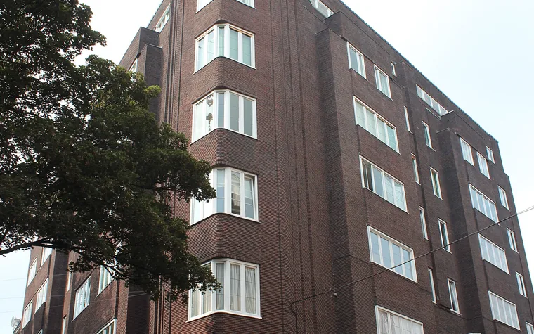 Façade d’un immeuble résidentiel en briques à Ixelles