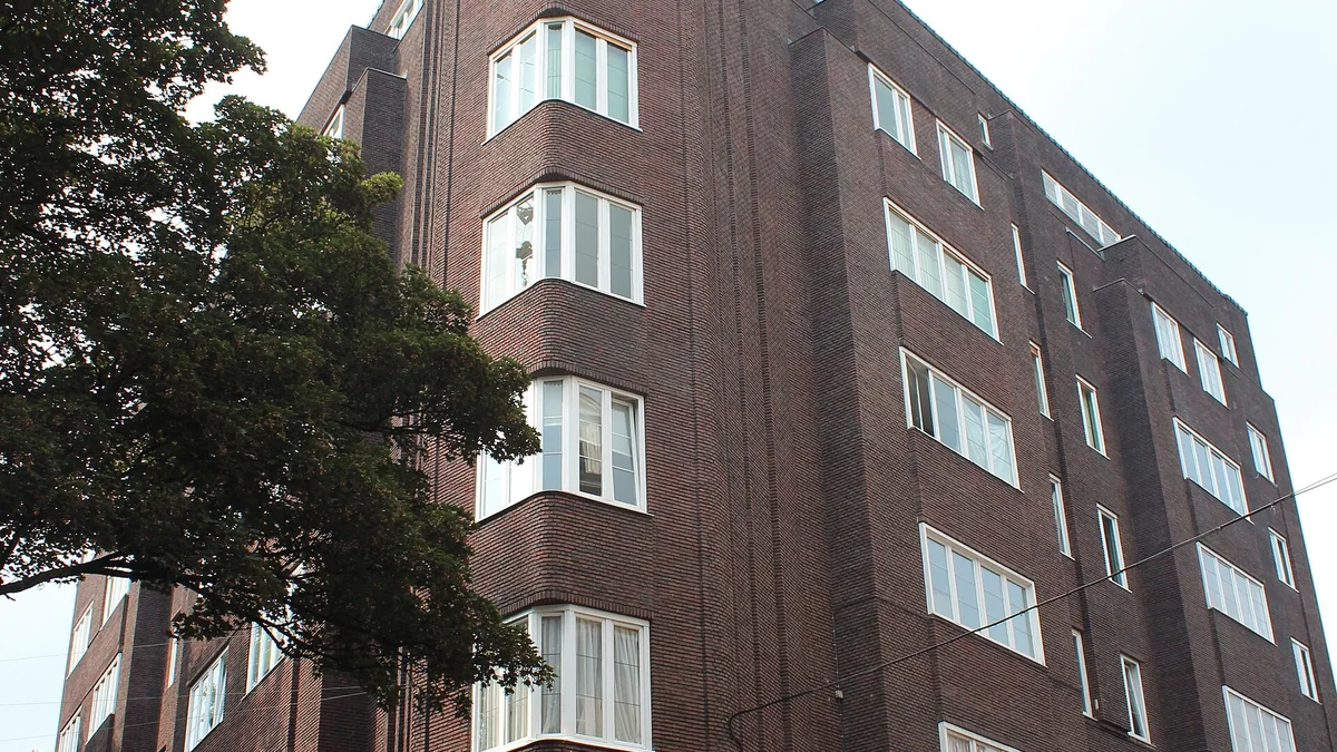 Façade d’un immeuble résidentiel en briques à Ixelles