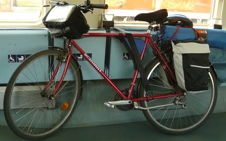 Vélo de randonnée chargé dans l’espace multifonction d’un train