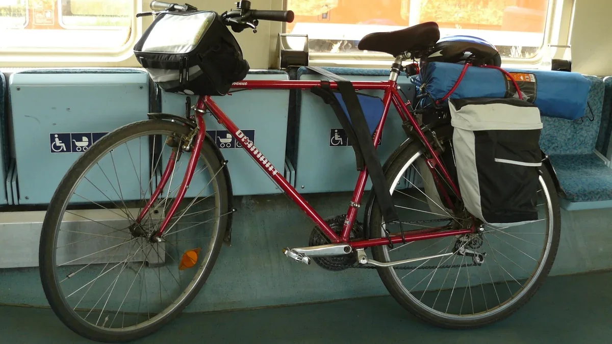 Vélo de randonnée chargé dans l’espace multifonction d’un train