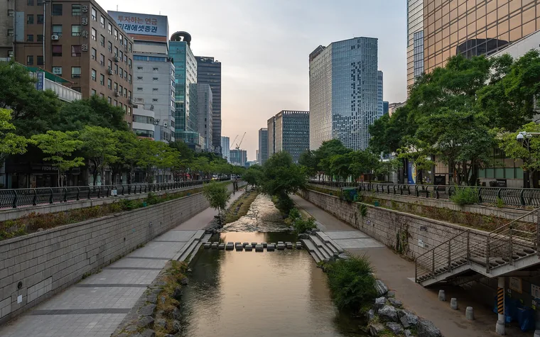 Cours d’eau restauré du Cheonggyecheon entre les immeubles de Séoul