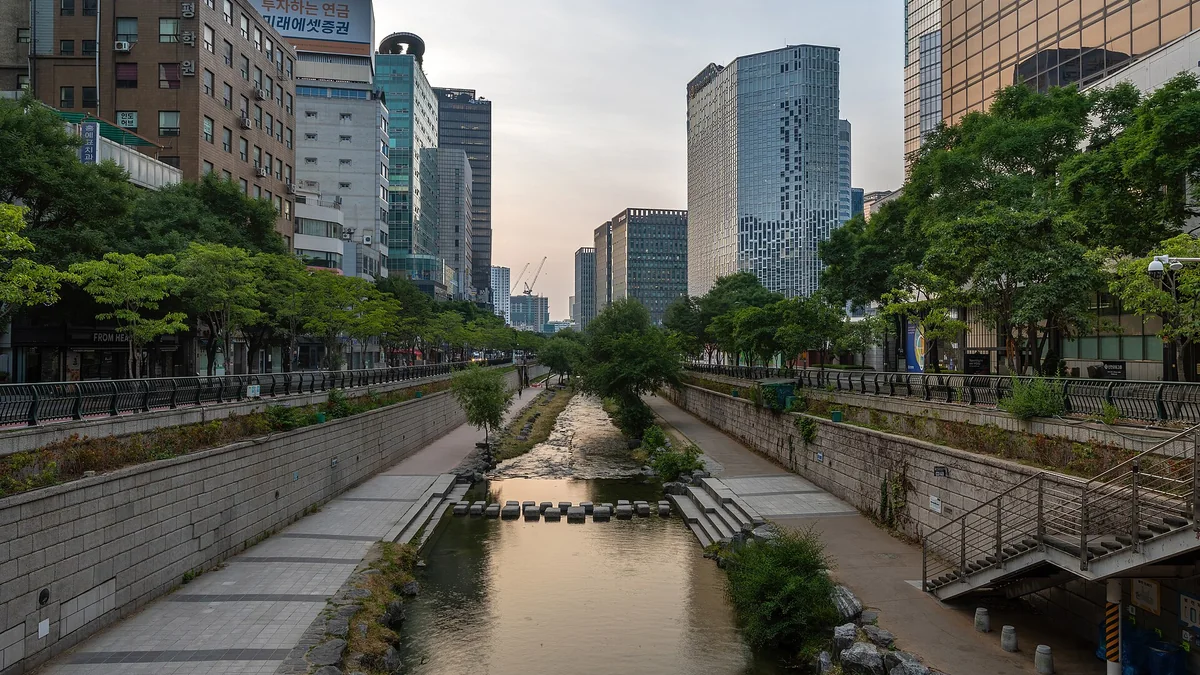 Cours d’eau restauré du Cheonggyecheon entre les immeubles de Séoul
