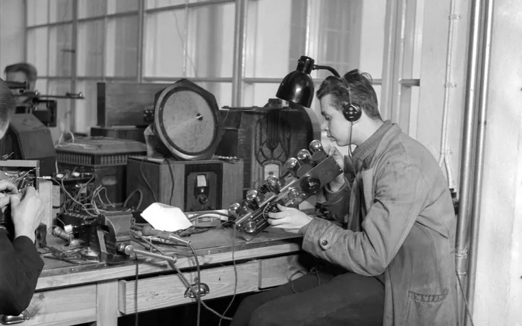 Technicien dans un atelier de réparation radiophonique vers 1930
