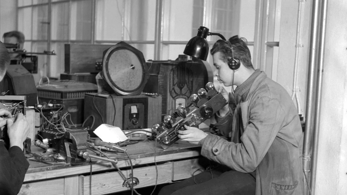 Technicien dans un atelier de réparation radiophonique vers 1930