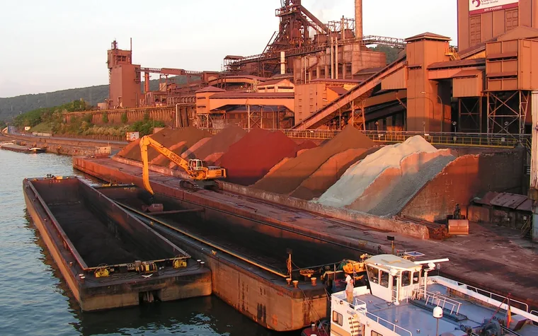 Haut-fourneau d’Ougrée et installations industrielles au bord de la Meuse